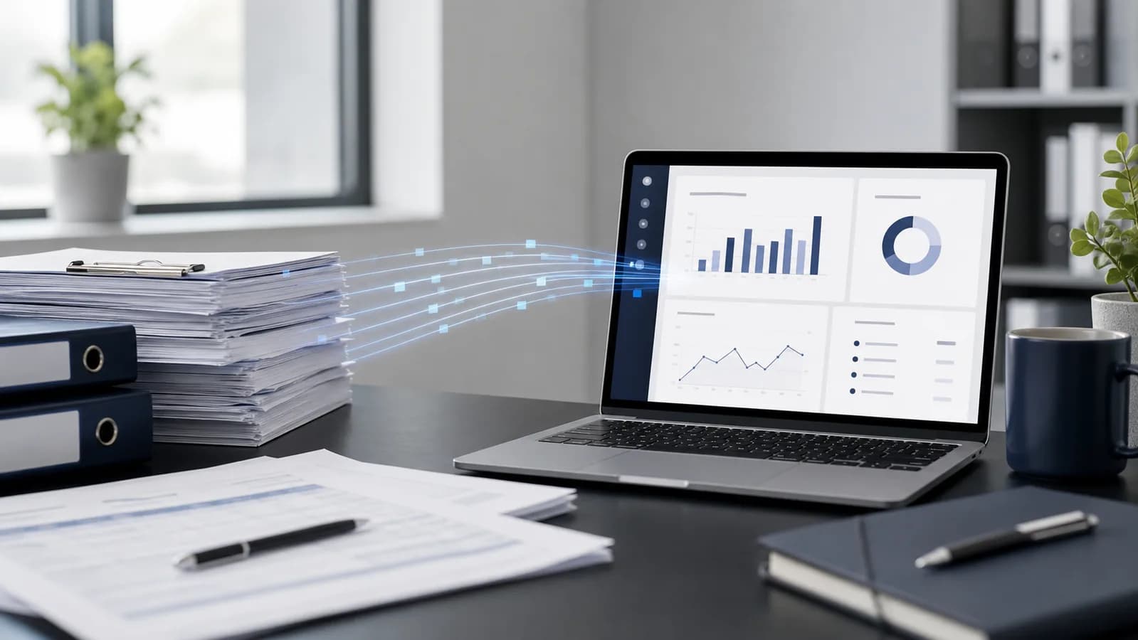 Realistisk kontorpult med papirskjema som flyter over til digitalt dashboard på laptop